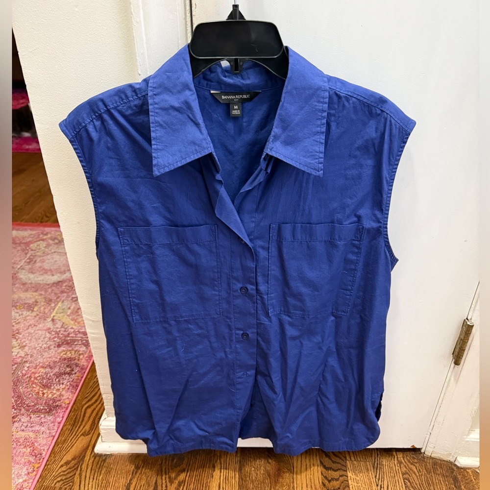 Sleeveless dress shirt